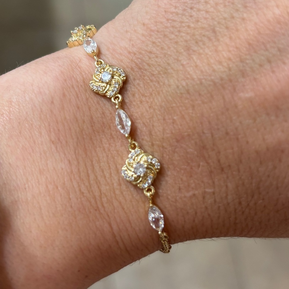 Pretty Bird Jewelry Elegant Gold Bracelet with rhinestones